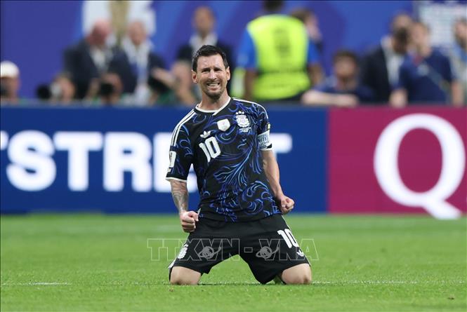 Messi tiếp tục tỏa sáng với 2 pha kiến tạo để Enzo Fernandez và Lautaro Martinez lập công, giúp Argentina vượt qua Anh 2-1 để vào trận chung kết World Cup 2026. Ảnh: THX/TTXVN phát
