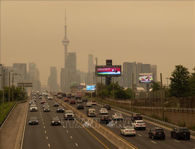 Khói cháy rừng bao phủ bầu trời tại Toronto, Canada, ngày 15/7/2026. Ảnh: THX/TTXVN phát