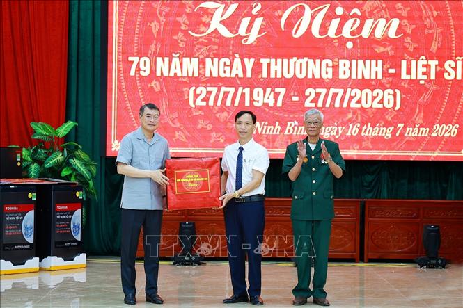 Thủ tướng Lê Minh Hưng tặng quà cho đại diện các thương binh, bệnh binh và Trung tâm Điều dưỡng thương binh Kim Bảng, tỉnh Ninh Bình. Ảnh: Dương Giang – TTXVN 