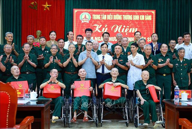 Thủ tướng Lê Minh Hưng với các thương binh, bệnh binh và cán bộ, nhân viên Trung tâm Điều dưỡng thương binh Kim Bảng, tỉnh Ninh Bình. Ảnh: Dương Giang – TTXVN 

