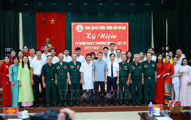 Thủ tướng Lê Minh Hưng với các thương binh, bệnh binh và cán bộ, nhân viên Trung tâm Điều dưỡng thương binh Kim Bảng, tỉnh Ninh Bình. Ảnh: Dương Giang – TTXVN 
