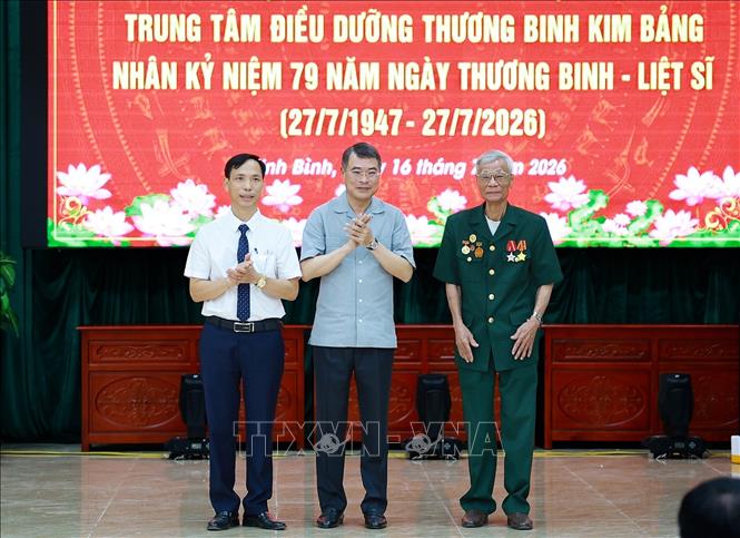 Thủ tướng Lê Minh Hưng với đại diện thương binh, bệnh binh và Trung tâm Điều dưỡng thương binh Kim Bảng, tỉnh Ninh Bình. Ảnh: Dương Giang – TTXVN 