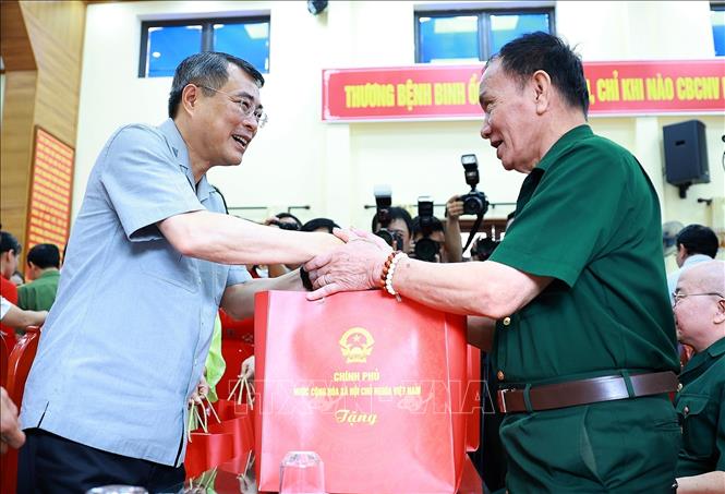 Thủ tướng Lê Minh Hưng tặng quà thương binh, bệnh binh đang điều trị tại Trung tâm Điều dưỡng thương binh Kim Bảng, tỉnh Ninh Bình. Ảnh: Dương Giang – TTXVN 
