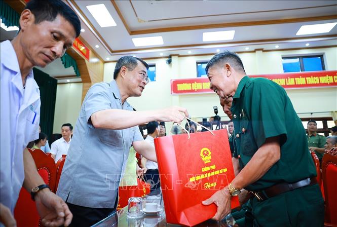 Thủ tướng Lê Minh Hưng tặng quà thương binh, bệnh binh đang điều trị tại Trung tâm Điều dưỡng thương binh Kim Bảng, tỉnh Ninh Bình. Ảnh: Dương Giang – TTXVN 
