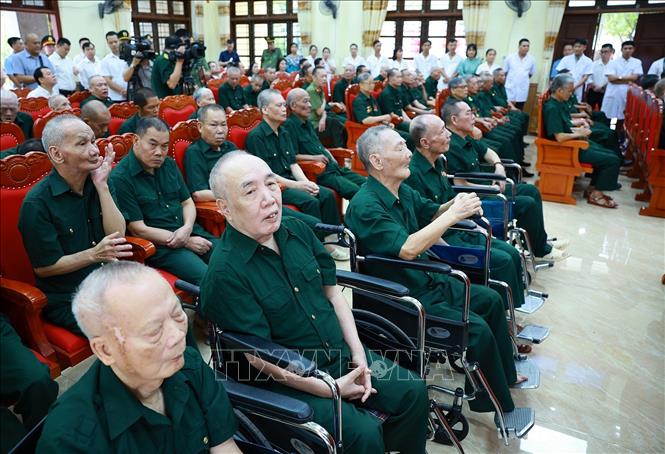 Các thương binh, bệnh binh đang điều trị tại Trung tâm Điều dưỡng thương binh Kim Bảng tham dự cuộc gặp gỡ Thủ tướng Lê Minh Hưng. Ảnh: Dương Giang – TTXVN 