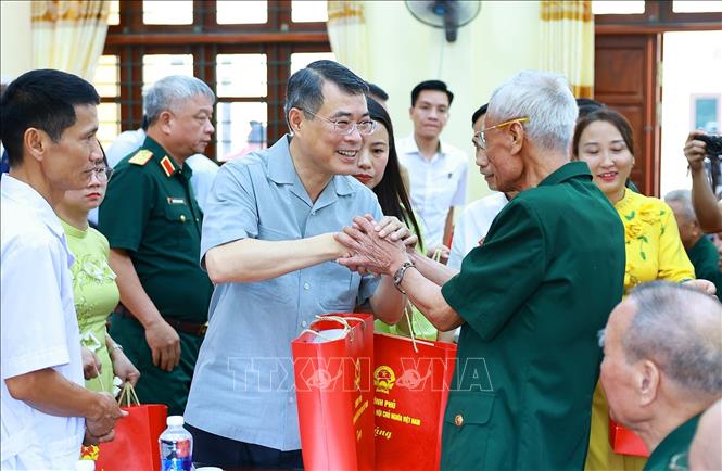 Thủ tướng Lê Minh Hưng tặng quà thương binh, bệnh binh đang điều trị tại Trung tâm Điều dưỡng thương binh Kim Bảng, tỉnh Ninh Bình. Ảnh: Dương Giang – TTXVN 
