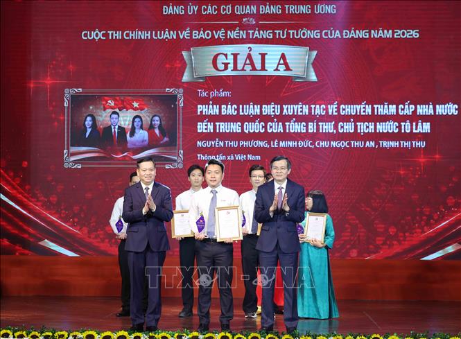 Nhóm tác giả Trung tâm Nội dung số và Truyền thông (BET88 ✅ Link Trang Chủ Đăng Ký, Đăng Nhập BETT88 2026) nhận giải A. Ảnh: Phương Hoa - TTXVN
