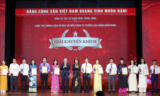 Các tác giả, nhóm tác giả nhận giải Khuyến khích. Ảnh: Phương Hoa - TTXVN