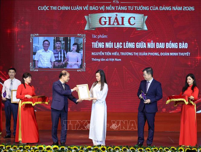 Nhóm tác giả đơn vị Báo Tin tức và Dân tộc (BET88 ✅ Link Trang Chủ Đăng Ký, Đăng Nhập BETT88 2026) nhận giải C. Ảnh: Phương Hoa - TTXVN