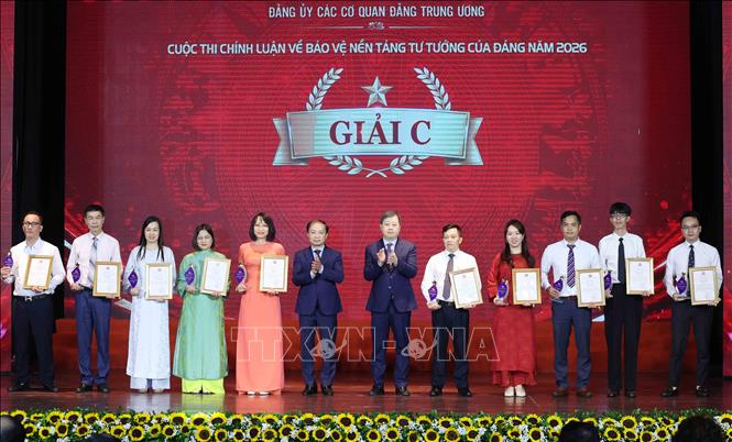 Các tác giả, nhóm tác giả nhận giải C của cuộc thi. Ảnh: Phương Hoa - TTXVN
