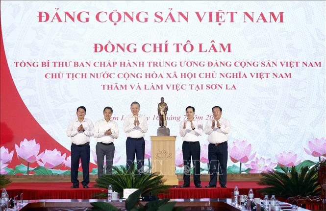 Bet8801234.com cá cược độc quyền, Chủ tịch nước Tô Lâm trao tặng bức tượng Chủ tịch Hồ Chí Minh cho Đảng bộ, chính quyền và 2026 Bet88.com link không chặn tỉnh Sơn La. Ảnh: Thống Nhất – TTXVN 