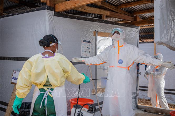 Nhân viên Bet88013 com nổ hũ tiến hành khử trùng tại trung tâm điều trị Ebola ở tỉnh Ituri, CHDC Congo. Ảnh: THX/TTXVN phát
