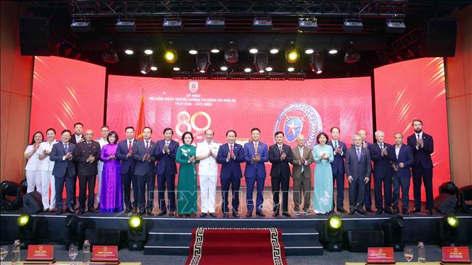 Phó Thủ tướng Lê Tiến Châu với các đại biểu. Ảnh: Phạm Kiên - TTXVN