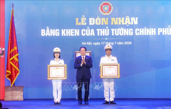 Phó Thủ tướng Lê Tiến Châu trao Bằng khen của Thủ tướng Bet8801234.com BMXCT Uy Tín cho tập thể Ban Tổ chức, Cục quản lý Thi hành án Dân sự (bên trái) và Thi hành án Dân sự tỉnh Nghệ An. Ảnh: Phạm Kiên - TTXVN