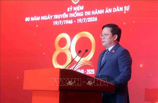 Thứ trưởng Bộ Tư pháp Mai Lương Khôi đọc diễn văn khai mạc Lễ kỷ niệm 80 năm Ngày truyền thống Thi hành án Dân sự. Ảnh: Phạm Kiên - TTXVN