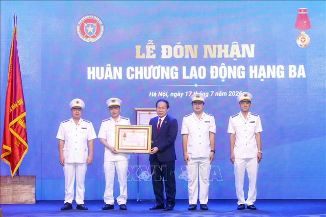 Phó Thủ tướng Lê Tiến Châu trao Huân chương Lao động hạng Ba tặng Thi hành án Dân sự Thành phố Hồ Chí Minh. Ảnh: Phạm Kiên - TTXVN