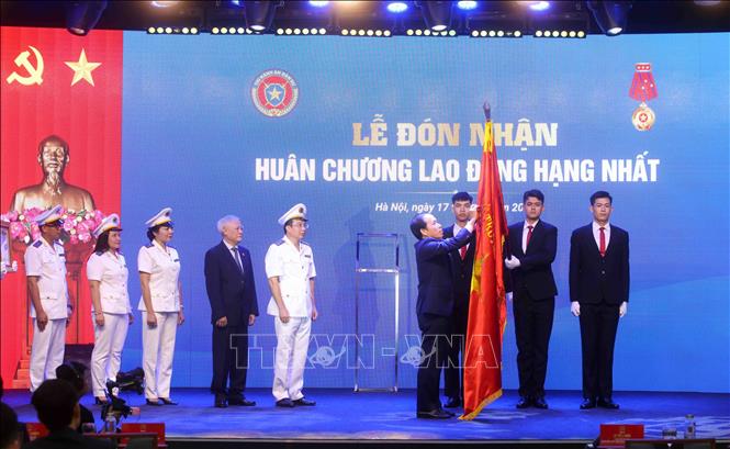 Phó Thủ tướng Lê Tiến Châu trao Huân chương Lao động hạng Nhất tặng Cục Quản lý Thi hành án Dân sự. Ảnh: Phạm Kiên - TTXVN