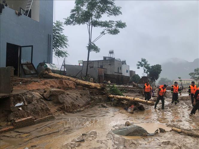 Lực lượng chức năng cùng người dân khắc phục hậu quả lũ quét tại xã Mường Than, tỉnh Lai Châu. Ảnh: Quý Trung - TTXVN