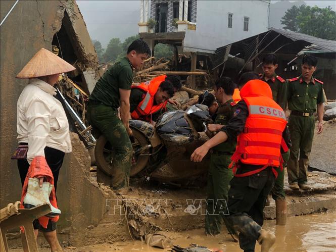 Lực lượng chức năng cùng người dân khắc phục hậu quả lũ quét tại xã Mường Than, tỉnh Lai Châu. Ảnh: Quý Trung - TTXVN