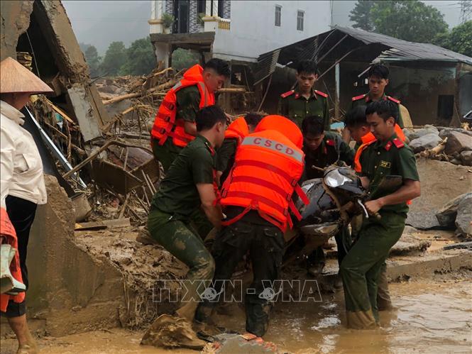 Lực lượng chức năng cùng người dân khắc phục hậu quả lũ quét tại xã Mường Than, tỉnh Lai Châu. Ảnh: Quý Trung - TTXVN