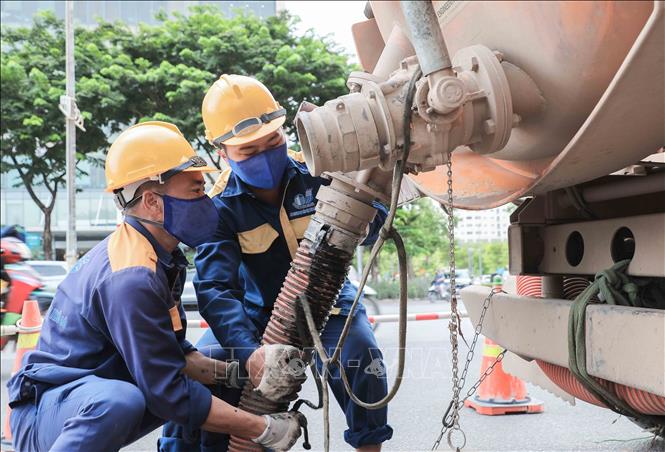 Cẩn trọng thao tác đóng chốt, khóa chặt vòi hút bùn chuyên dụng sau khi hoàn thành nhiệm vụ, đảm bảo an toàn tuyệt đối và vệ sinh môi trường sạch sẽ trong quá trình thi công. Ảnh: Phan Phương – TTXVN