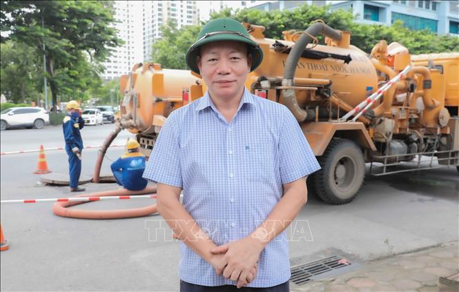 Ông Bùi Ngọc Uyên, Phó phòng Hệ thống môi trường và chuyển đổi số (Công ty Thoát nước Hà Nội) cho biết: Trước và trong mùa mưa, đơn vị tập trung nạo vét các trục chính như Võ Chí Công, Nguyễn Xiển, Phạm Hùng,... Với những điểm thường xuyên ngập nặng, công ty luôn sẵn sàng phương án huy động tối đa nhân lực, máy móc để tăng cường công tác khơi thông, chủ động ứng phó, đảm bảo thoát nước hiệu quả cho Thủ đô. Ảnh: Phan Phương – TTXVN