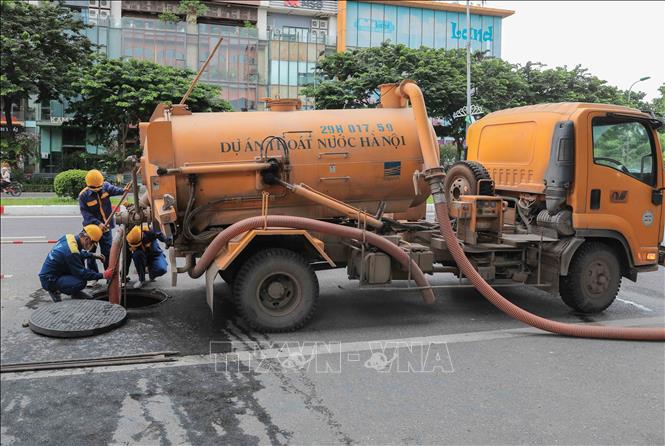 Tuyến cống ngầm này dài khoảng 4km, bắt đầu từ khu vực Hoàng Minh Thảo, nối tiếp qua đường Võ Chí Công và chạy dọc dẫn về sông Tô Lịch. Đây là công trình trọng điểm nhằm chống úng ngập cho các khu đô thị phía Tây. Ảnh: Phan Phương – TTXVN