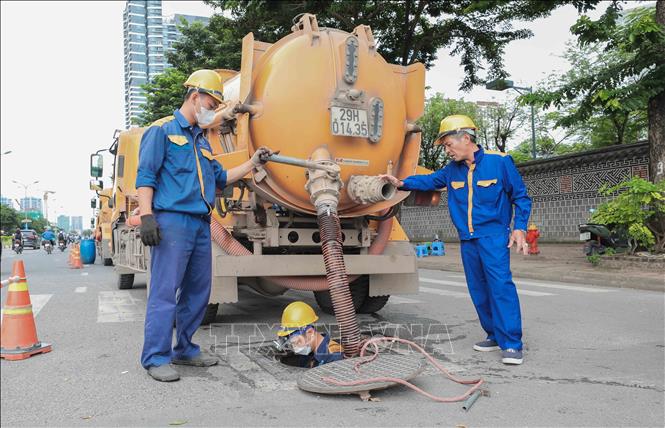 Xí nghiệp Thi công cơ giới xây lắp (Công ty Thoát nước Hà Nội) nạo vét tuyến cống Xuân Tảo (1,5x2m) bằng cơ giới kết hợp thủ công. Với 5 tổ thực hiện, công nhân trực tiếp xuống cống vận hành vòi hút, xử lý khoảng 1.000m³ bùn mỗi đợt, đảm bảo thoát nước mùa mưa. Ảnh: Phan Phương – TTXVN