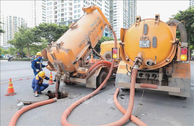 Công việc thầm lặng, nhọc nhằn nhưng đều đặn này là mắt xích cốt lõi giúp khơi thông dòng chảy dòng chảy ngầm, bảo đảm năng lực tiêu thoát nước và giảm thiểu các điểm đen ngập úng cho Thủ đô. Ảnh: Phan Phương - TTXVN
