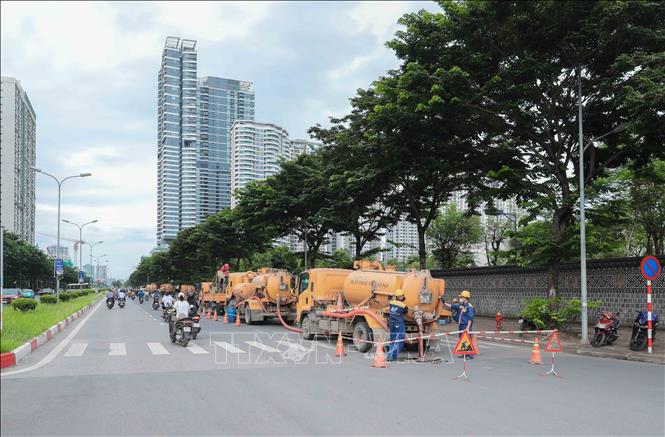 Bùn thải sau khi nạo vét được vận chuyển bằng xe chuyên dụng về bãi Yên Sở để xử lý theo đúng quy trình, đảm bảo vệ sinh môi trường cho Thủ đô. Ảnh: Phan Phương – TTXVN