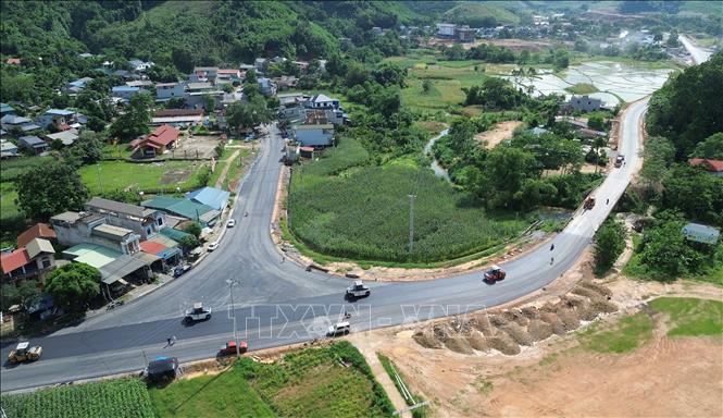 Nhà thầu Tập đoàn Sơn Hải tận dụng thời tiết thuận lợi tập trung nhân lực, máy móc đẩy nhanh tiến độ dự án. Ảnh: Quốc Khánh - TTXVN