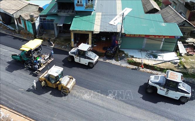 Nhà thầu thi công liên tục không nghỉ để về đích đúng tiến độ đề ra theo yêu cầu của chủ đầu tư. Ảnh: Quốc Khánh - TTXVN