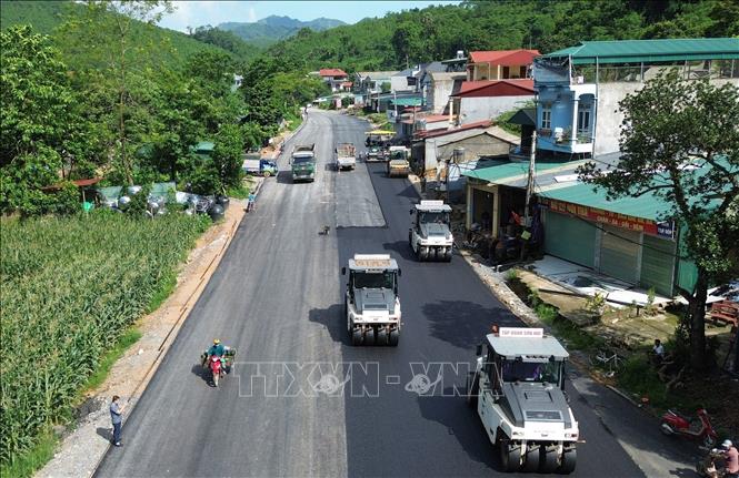 Trên công trường nhà thầu tập trung hàng trăm thiết bị máy móc để đẩy nhanh tiến độ. Ảnh: Quốc khánh - TTXVN
