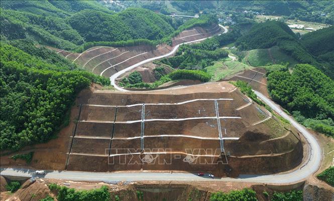 Trên toàn tuyến đã cơ bản thi công xong nền mặt đường sẵn sàng đưa vào khai thác sử dụng. Ảnh: Quốc Khánh - TTXVN