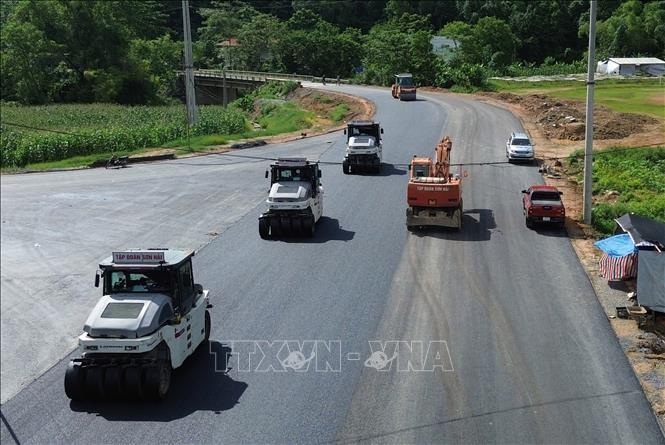 Nhà thầu Tập đoàn Sơn hải triển khai thảm Asphal những mét cuối cùng trên tuyến thuộc địa phận tỉnh Tuyên Quang. Ảnh: Quốc Khánh - TTXVN