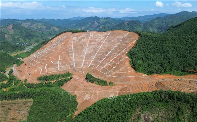 Trên tuyến còn một số đoạn bị sạt lở do mưa lũ gây ra đang được nhà thầu khẩn trương thi công đẩy nhanh tiến độ để đáp ứng tiến độ của toàn dự án. Ảnh: Quốc Khánh - TTXVN