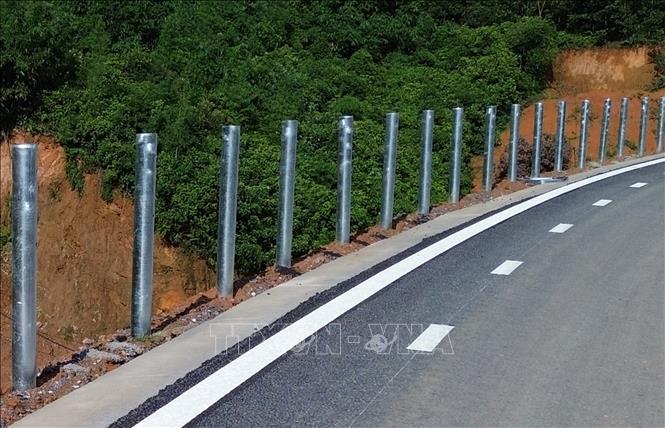 Triển khai thi công những hạng mục cuối cùng trên tuyến như lắp đặt tôn sóng hai bên đường, sơn kẻ làn đường và lắp đặt hệ thống chiếu sáng. Ảnh: Quốc khánh - TTXVN