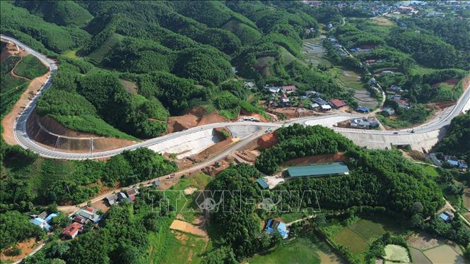 Dự án xây dựng đường Hồ Chí Minh đoạn Chợ Chu - Ngã ba Trung Sơn do Ban Quản lý đường Hồ Chí Minh làm chủ đầu tư đến giữa tháng 7/2026 sản lượng lũy kế từ đầu dự án đến nay 645/751,022 tỷ hợp đồng, đạt 85,88%. Dự kiến hoàn thành 9/2026 theo chỉ đạo của Bộ Xây dựng. Ảnh: Quốc Khánh - TTXVN
