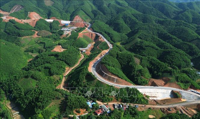 Dự án xây dựng đường Hồ Chí Minh đoạn Chợ Chu - Ngã ba Trung Sơn do Ban Quản lý đường Hồ Chí Minh làm chủ đầu tư đến giữa tháng 7/2026 sản lượng lũy kế từ đầu dự án đến nay 645/751,022 tỷ hợp đồng, đạt 85,88%. Dự kiến hoàn thành 9/2026 theo chỉ đạo của Bộ Xây dựng. Ảnh: Quốc Khánh - TTXVN