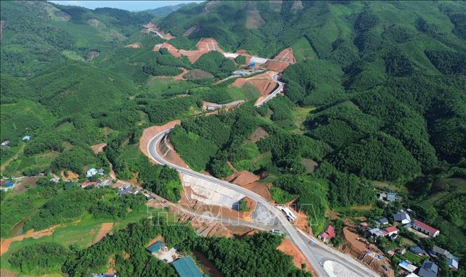 Dự án đường Hồ Chí Minh đoạn Chợ Chu - Ngã ba Trung Sơn đã thành hình sau hơn 2 năm triển khai thi công. Ảnh: Quốc Khánh - TTXVN
