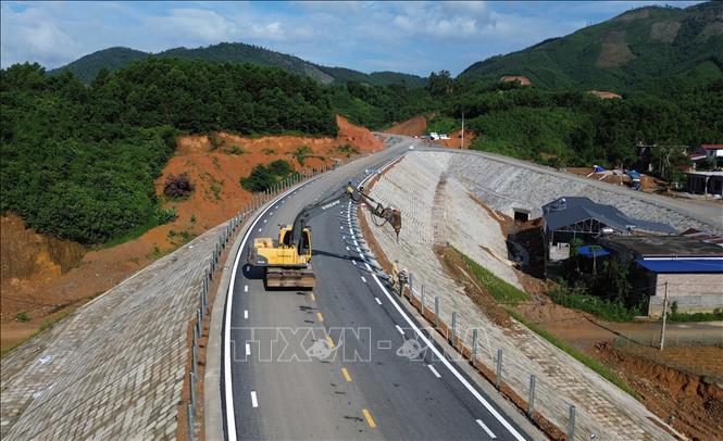 Nhà thầu Tập đoàn Sơn Hải tận dụng thời tiết thuận lợi tập trung nhân lực, máy móc đẩy nhanh tiến độ dự án. Ảnh: Quốc Khánh - TTXVN