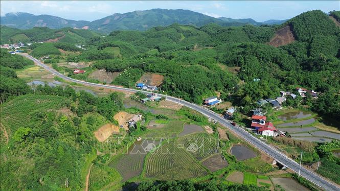 Khi đưa vào sử dụng Đường Hồ Chí Minh đoạn Chợ Chu - Ngã ba Trung Sơn góp phần giao thông thuận tiện giữa hai tỉnh Thái Nguyên và Tuyên Quang, đồng thời thúc đẩy phát triển kinh tế liên vùng. Ảnh: Quốc Khánh - TTXVN