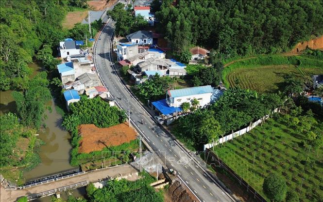 Tuyến đường khi đưa vào sử dụng góp phân nâng cao chất lượng cuộc sống của người dân nơi đây và thúc đẩy phát triển kinh tế địa phương. Ảnh: Quốc Khánh - TTXVN