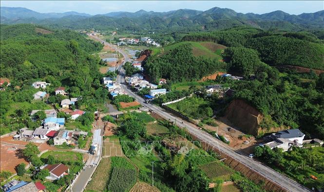 Trên tuyến có nhiều đoạn đi qua khu dân cư tạo điều kiện cho người dân di chuyển phát triển kinh tế. Ảnh: Quốc Khánh - TTXVN