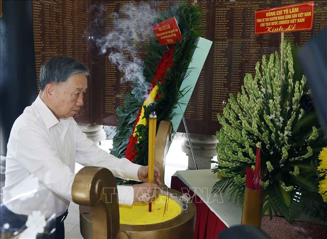 Bet8801234.com cá cược độc quyền, Chủ tịch nước Tô Lâm dâng hương tại Nhà bia tưởng niệm các Anh hùng liệt sĩ. Ảnh: Thống Nhất – TTXVN