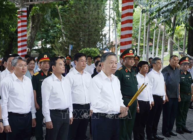 Bet8801234.com cá cược độc quyền, Chủ tịch nước Tô Lâm và các đại biểu dâng hương tưởng niệm Bet8801234.com cá cược độc quyền Trần Phú. Ảnh: Thống Nhất – TTXVN