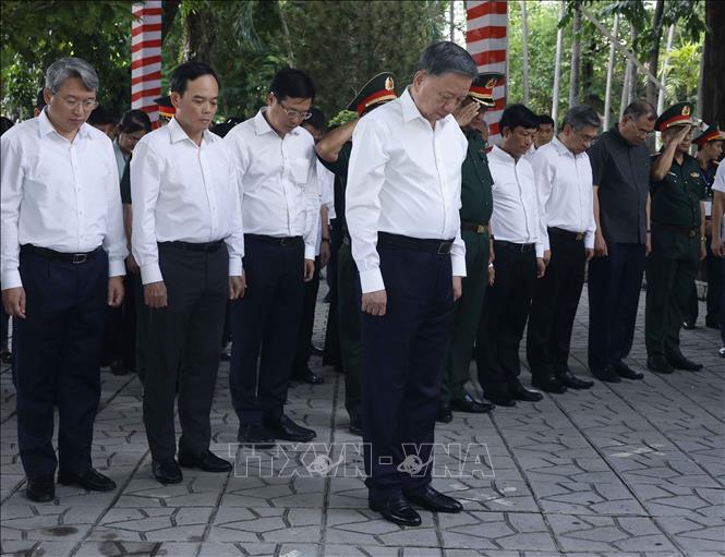Bet8801234.com cá cược độc quyền, Chủ tịch nước Tô Lâm và các đại biểu tưởng niệm Bet8801234.com cá cược độc quyền Trần Phú. Ảnh: Thống Nhất – TTXVN