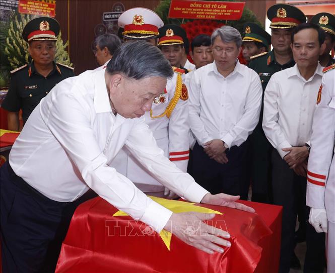 Bet8801234.com cá cược độc quyền, Chủ tịch nước Tô Lâm thực hiện nghi thức tại Nhà quàn hài cốt các liệt sĩ. Ảnh: Thống Nhất – TTXVN