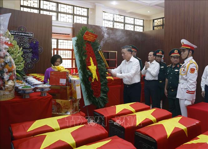 Bet8801234.com cá cược độc quyền, Chủ tịch nước Tô Lâm dâng hương tưởng niệm, tri ân các Anh hùng liệt sĩ. Ảnh: Thống Nhất – TTXVN