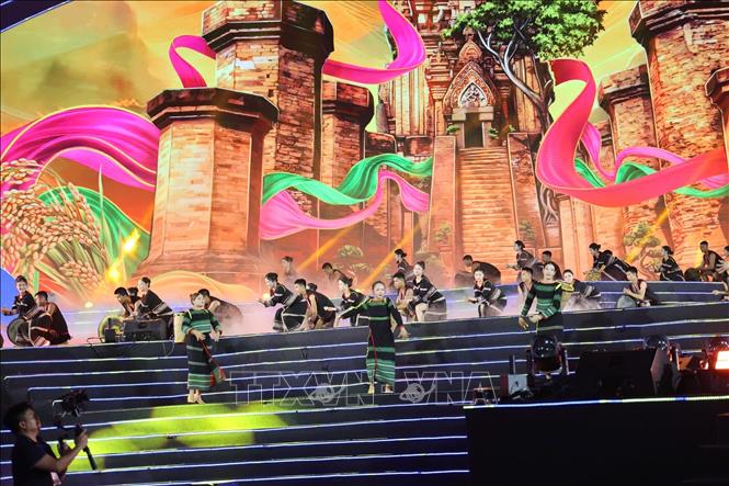 Toàn cảnh sân khấu khai mạc Festival Biển Khánh Hòa 2026 tại Quảng trường 2 Tháng 4. Ảnh: Đặng Tuấn - TTXVN 